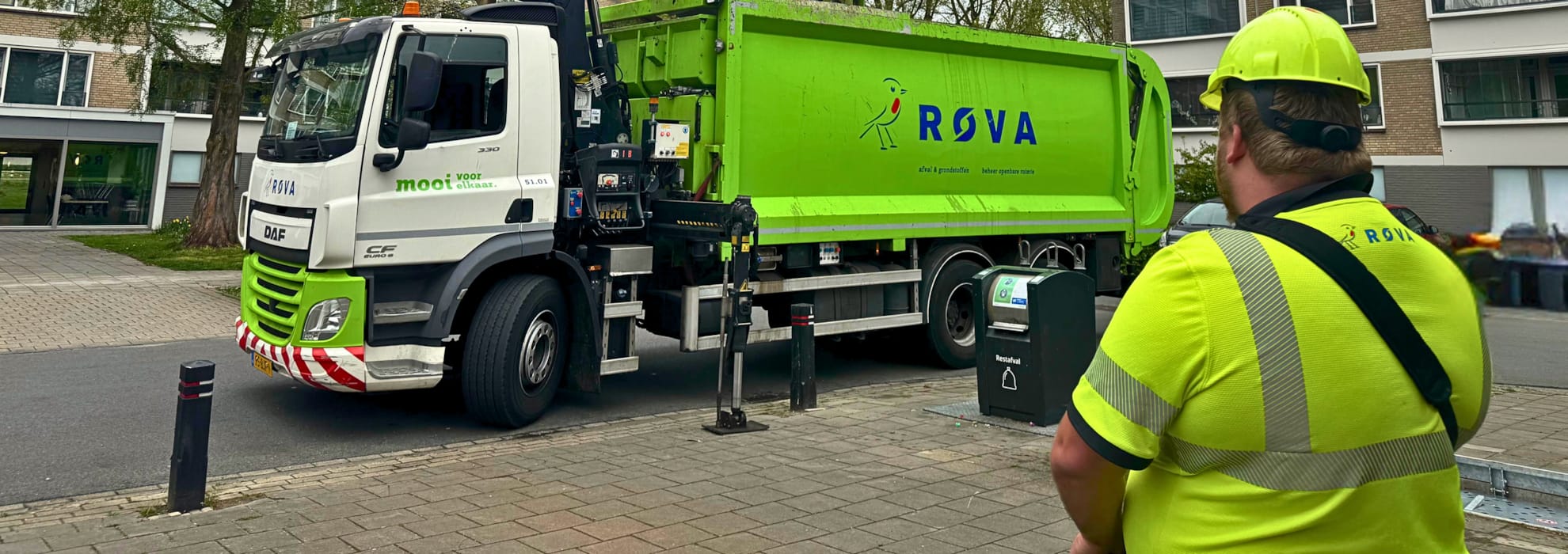Foto van een ROVA-medewerker met kraanwagen